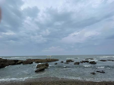 荒波に立つ一の鳥居 荒波に立つ一の鳥居 自然,荒波,海の写真素材