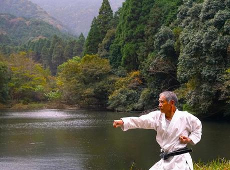 空手（突き・湖畔） 空手,形,人の写真素材