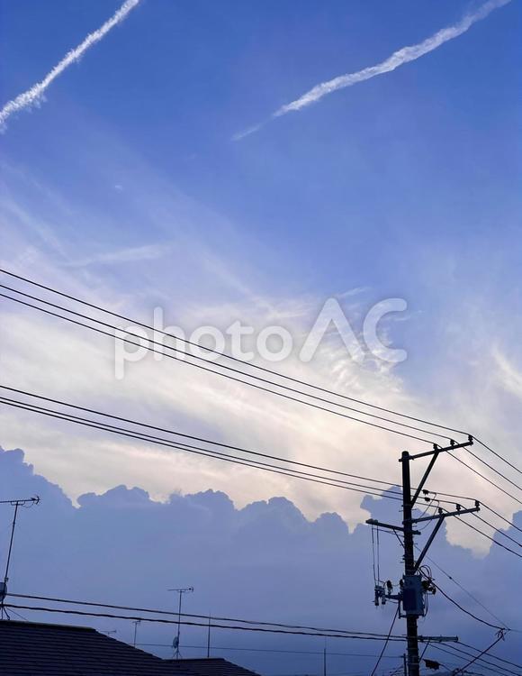 夕暮れの飛行機雲 夕暮れ,電線,電柱の写真素材