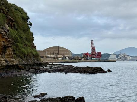 山口県彦島 竹ノ子島の磯辺 山口県彦島 竹ノ子島の磯辺 瀬戸内海,関門海峡,雲の写真素材