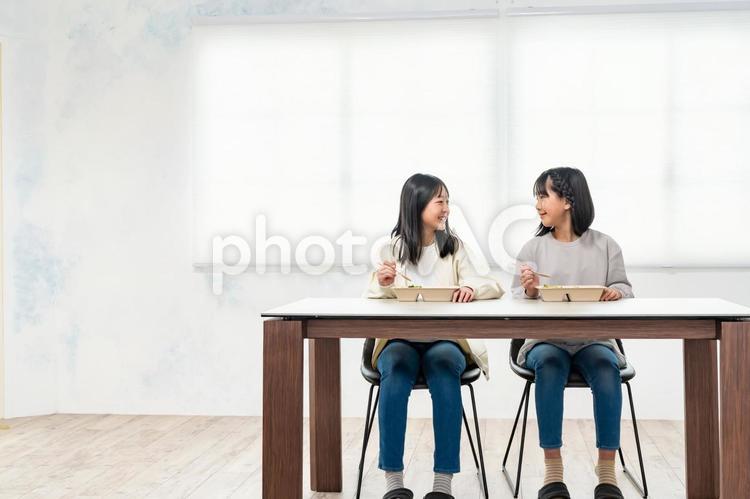 ご飯を食べる女の子 家族,食事,子どもの写真素材