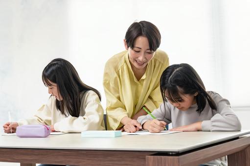勉強を教える女性 勉強を教える女性 宿題,勉強,家庭教師の写真素材