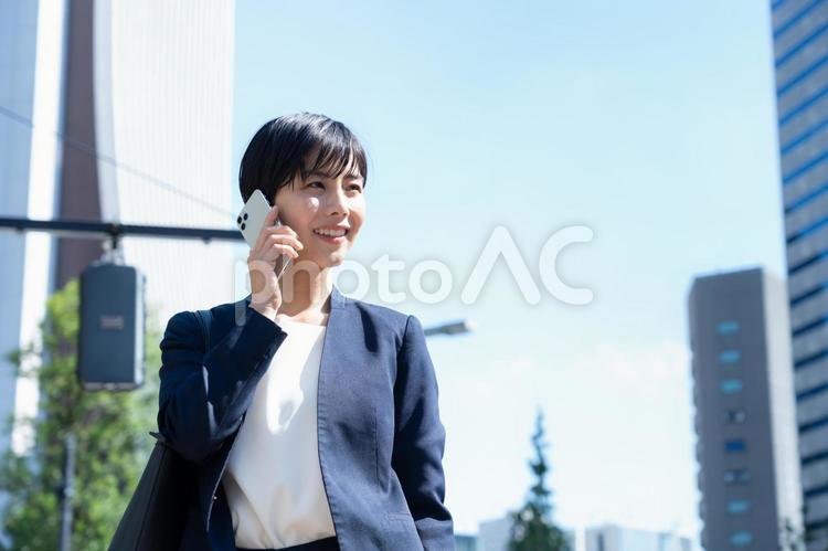 オフィス街で働く若いビジネスウーマン ビジネス,女性,ビジネスウーマンの写真素材