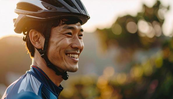 自転車用ヘルメットをかぶる男性 自転車用ヘルメットをかぶる男性の写真