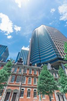 丸の内の高層ビル群と青空 丸の内の高層ビル群と青空 丸の内,高層ビル,都市の風景の写真素材
