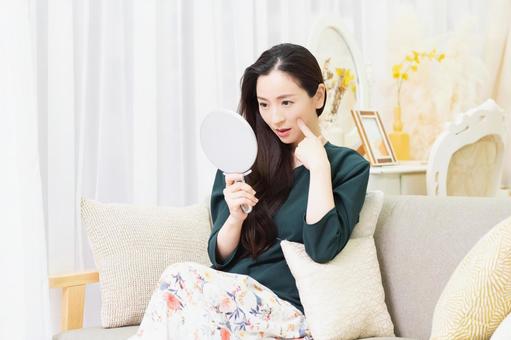 Woman checking her skin in the mirror, miroir, peau, vérifier, JPG