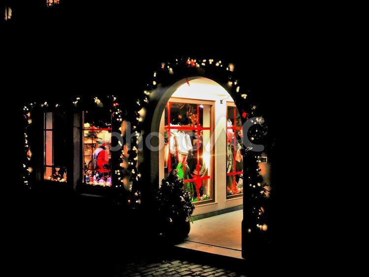 ローテンブルクの風景１２月 クリスマスイルミネーション,ショウウインドウ,ローテンブルクの写真素材