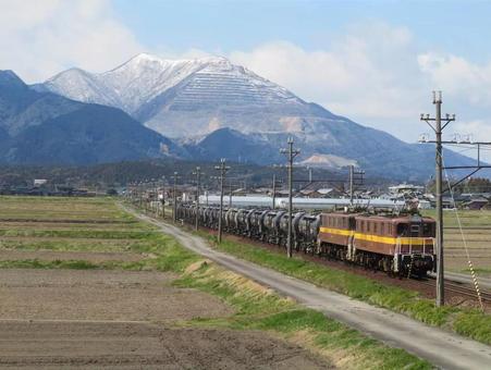 藤原岳をバックに走る三岐鉄道セメント貨物 藤原岳をバックに走る三岐鉄道セメント貨物の写真