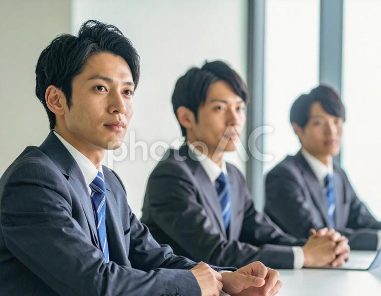  真剣な表情で会議に臨む若手ビジネスマン ビジネスマン,会社員,男性の写真素材