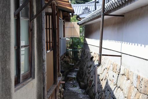 狭い民家の間の水路のある町並み 狭い民家の間の水路のある町並み 狭い,民家,間の写真素材