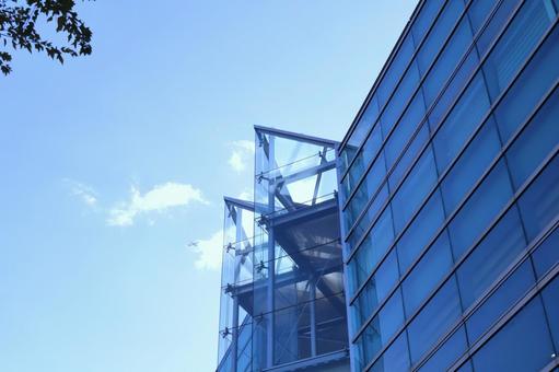 ビルと空と飛行機　 ビル,飛行機,青空の写真素材