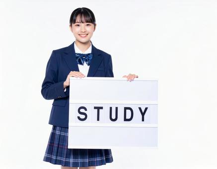 STUDYと書かれたボードをもつ女子生徒 STUDYと書かれたボードをもつ女子生徒の写真