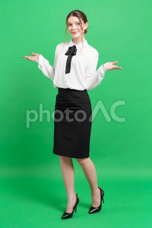 笑顔でお手上げポーズの女性（緑背景） 女性,立つ,お手上げの写真素材