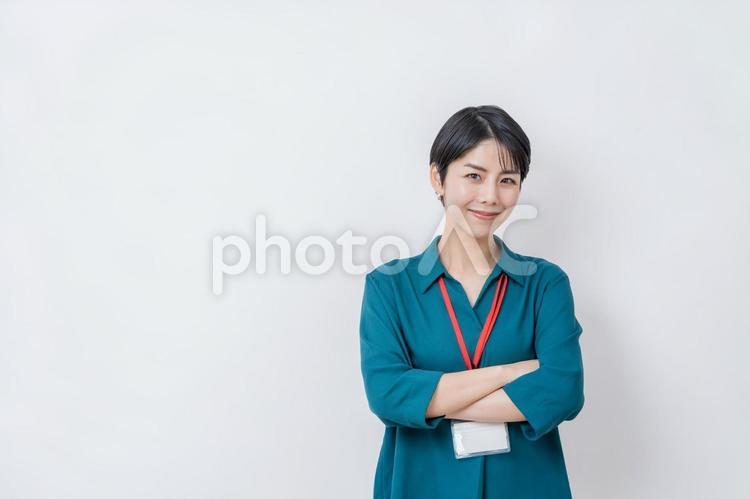 腕組みをするビジネスウーマン。 腕組み,ビジネスウーマン,ビジネスの写真素材