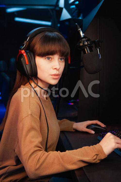 ヘッドセットをして遠くを見ている女性 ゲーム,ゲーマー,人物の写真素材