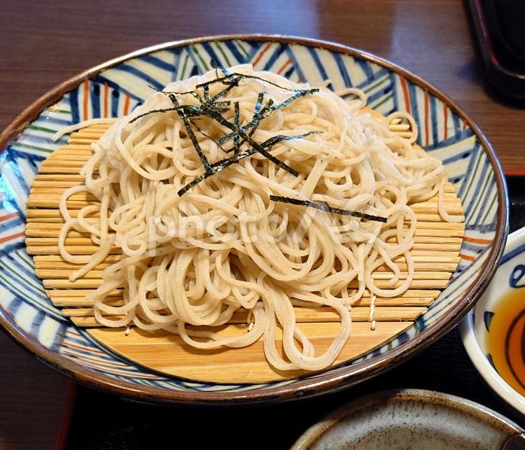 ひんやりと美味しい蕎麦 蕎麦,皿,そばつゆの写真素材