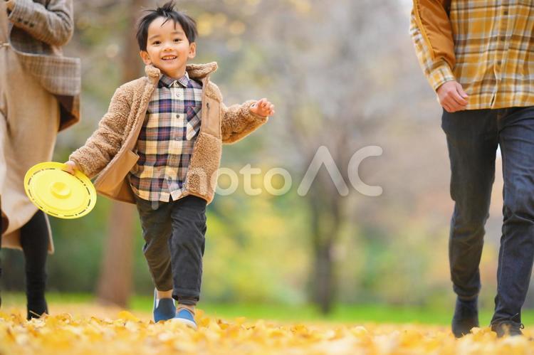 フリスビーを持って歩く男の子 男の子,男児,秋の写真素材