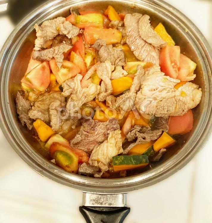 牛肉の夏野菜炒め 料理,フライパン,コンロの写真素材