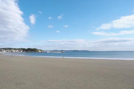 由比ヶ浜海岸から和賀江島を望む風景 由比ヶ浜海岸から和賀江島を望む風景の写真