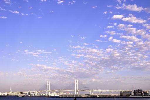 秋の空を彩る鱗雲と横浜ベイブリッジ 秋の空を彩る鱗雲と横浜ベイブリッジ 横浜ベイブリッジ,横浜,みなとみらいの写真素材