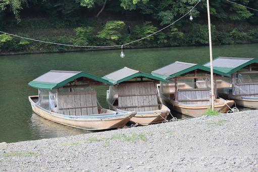 川にとまる屋形船の船置き場の風景 川,屋形船,船置き場の写真素材