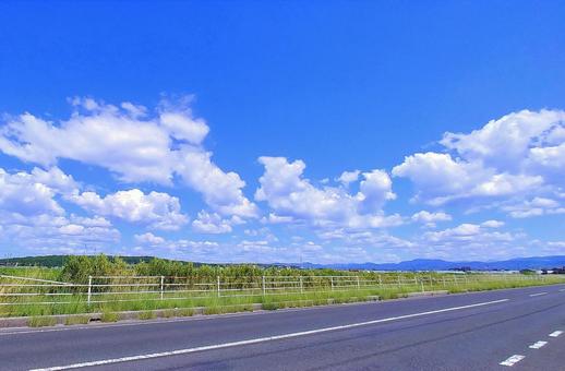夏の風景/道路と空雲 夏の風景/道路と空雲の写真