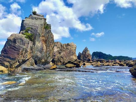 橋杭岩の青い空と串本洋の夏の海 橋杭岩の青い空と串本洋の夏の海 橋杭岩,海,岩の写真素材