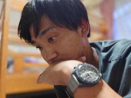 うつ伏せで少しイラつく男性 うつ伏せで少しイラつく男性 うつ伏せ,スマホ,iphoneの写真素材
