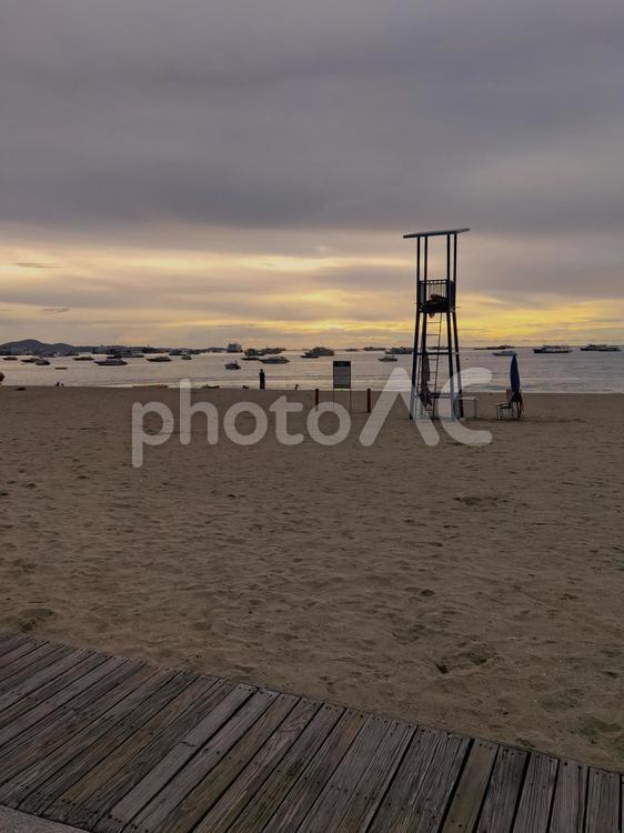 夕暮れビーチの監視台 夕暮れ,ビーチ,パタヤの写真素材
