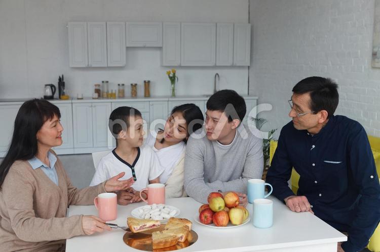 お茶する三世代のアジア人ファミリー9 アジア人,家族,談笑の写真素材