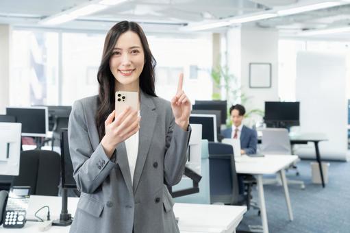 オフィスで仕事をする若いビジネスウーマン オフィスで仕事をする若いビジネスウーマン ビジネス,女性,ビジネスウーマンの写真素材