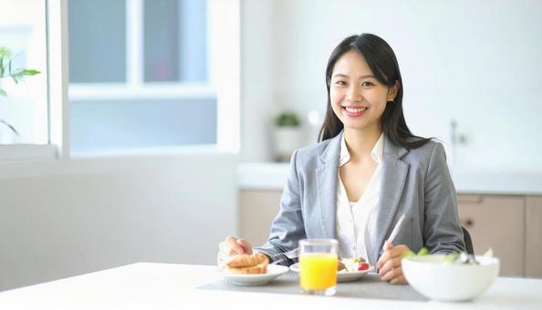 健康的で美しい女性の朝食風景 健康的で美しい女性の朝食風景の写真