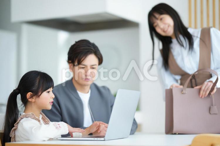パソコンを検索をする女の子と男性と覗き込む女性 女の子,男性,人物の写真素材