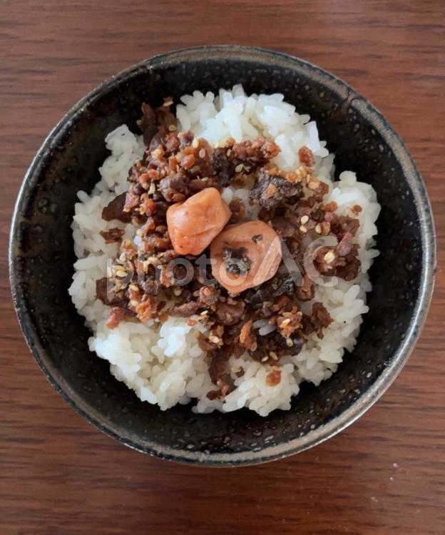 ご飯に牛タンしぐれとかつお梅の茶碗飯 茶碗飯,朝ご飯,ご飯の写真素材