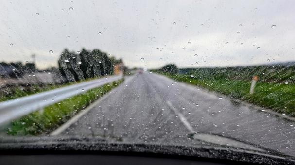 雨のドライブ、フロントガラスの雫 雨のドライブ、フロントガラスの雫 雨,水滴,フロントガラスの写真素材