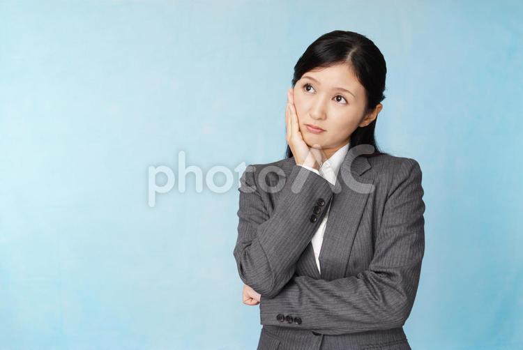 不安そうな表情の女性 日本人,女性,人物の写真素材