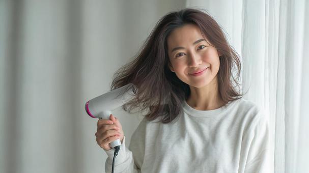 日本人女性のヘアドライシーン 日本人女性のヘアドライシーンの写真
