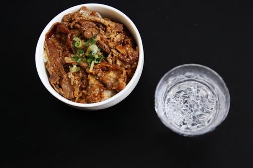 牛丼と氷水の食事 牛丼と氷水の食事 牛丼,氷水,食事の写真素材