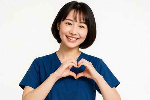 両手でハートを作る看護師 両手でハートを作る看護師の写真