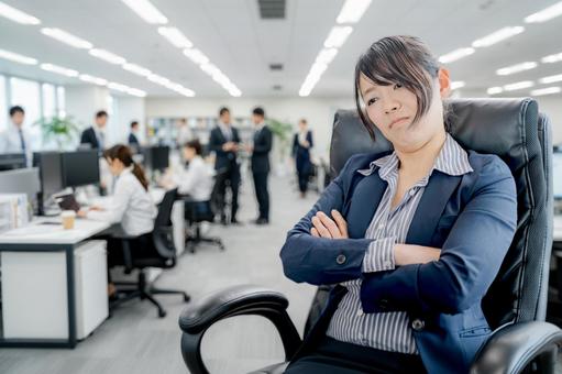 考えるビジネスウーマン 考えるビジネスウーマン ビジネス,女性,スーツの写真素材