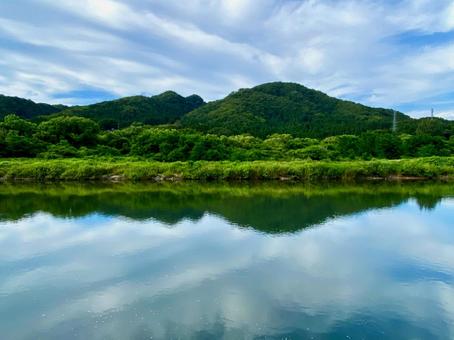 湖面に映る里山 湖面に映る里山の写真