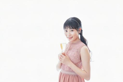 パーティーでワインを飲む若い女性 パーティーでワインを飲む若い女性 オフィス,ワンピース,挨拶の写真素材