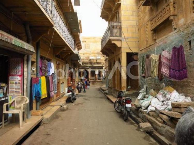 インド　ジャイサルメールの裏路地　13 路地,裏路地,狭いの写真素材