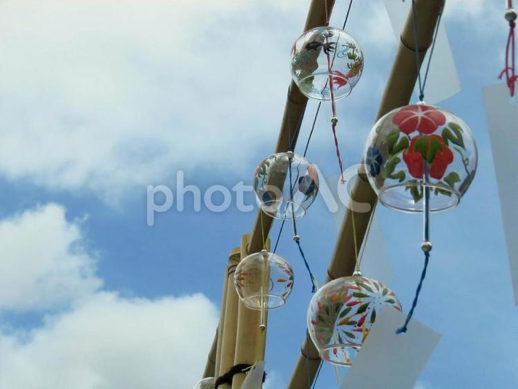 夏空と風鈴（横） 風鈴,朝顔,花火の写真素材