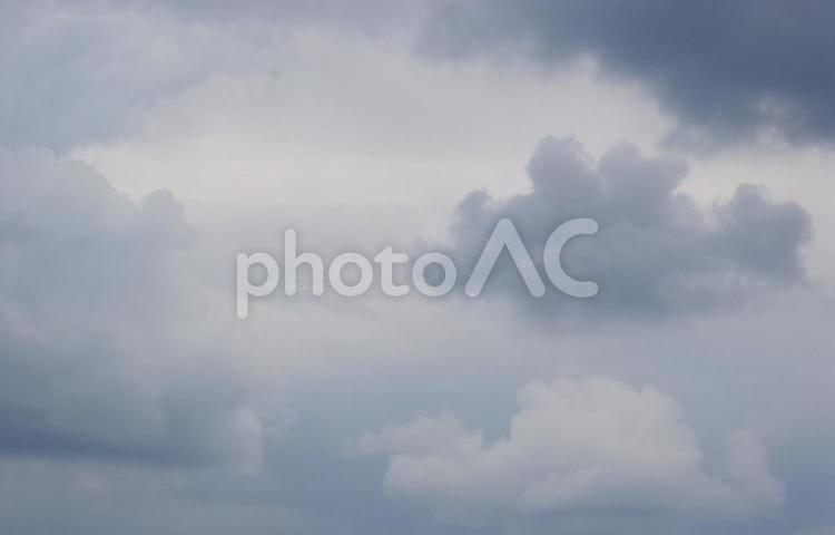 散らばる積雲と雨雲 雲,雨雲,積雲の写真素材