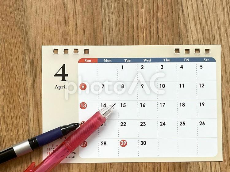 2025年4月のカレンダーにメモをする 4月,2025,新年度の写真素材