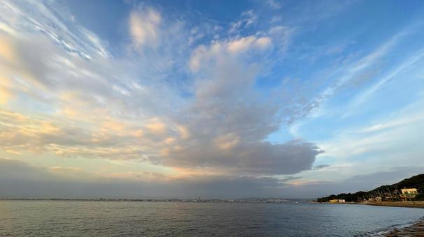 夕方の空のグラデーション コントラスト,夕日,海の写真素材