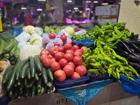 アジアの市場に並ぶ新鮮な野菜たち アジアの市場に並ぶ新鮮な野菜たち 野菜,市場,トマトの写真素材
