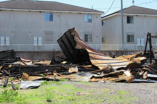 住宅地で火災被害に遭った住宅の瓦礫など 住宅地で火災被害に遭った住宅の瓦礫などの写真