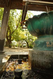 R1、時宗総本山遊行寺の手水舎の水 R1、時宗総本山遊行寺の手水舎の水の写真